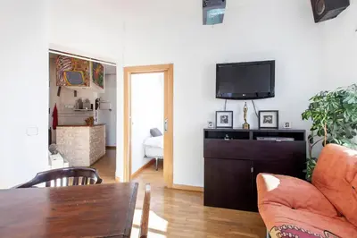Una televisión o centro de entretenimiento en Charming Apartment Madrid 50m² +AC