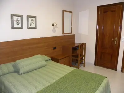 Cama o camas de una habitación en Hostal El Catalán