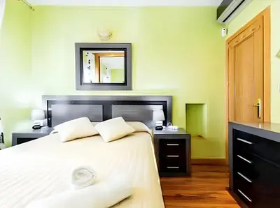 Cama o camas de una habitación en Cosy apartment in the heart of Madrid, 45m², with A/C