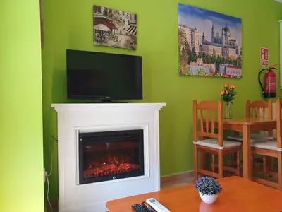 Una televisión o centro de entretenimiento en Apartamentos Dana Madrid