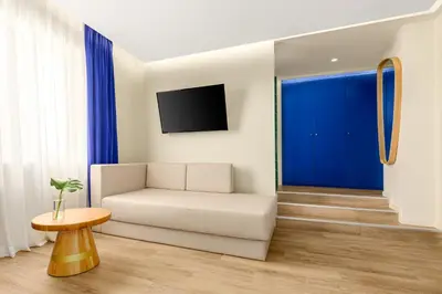 Una televisión o centro de entretenimiento en Room Mate Macarena, Madrid Gran Vía