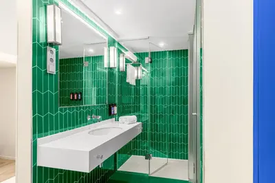 Un baño de Room Mate Macarena, Madrid Gran Vía