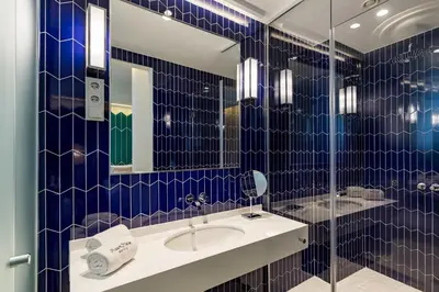 Un baño de Room Mate Macarena, Madrid Gran Vía