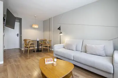 Zona de estar de Color Apartments by Olala Homes
