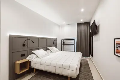 Cama o camas de una habitación en Exclusive Rooms in the Heart of the City