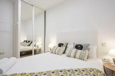 Cama o camas de una habitación en LEEWAYS APARTMENT XXV in GRAN VÍA