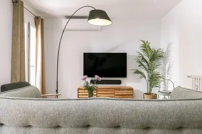Una televisión o centro de entretenimiento en Moderno y Chic 2BR2BA apartmento en Chueca