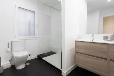 Un baño de Moderno y Chic 2BR2BA apartmento en Chueca