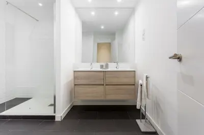 Un baño de Moderno y Chic 2BR2BA apartmento en Chueca