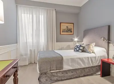 Cama o camas de una habitación en Elegant 3-Bedroom Apartment in Exclusive Barrio Salamanca Stylish & Spacious