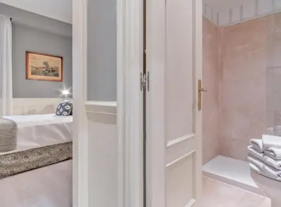 Cama o camas de una habitación en Elegant 3-Bedroom Apartment in Exclusive Barrio Salamanca Stylish & Spacious