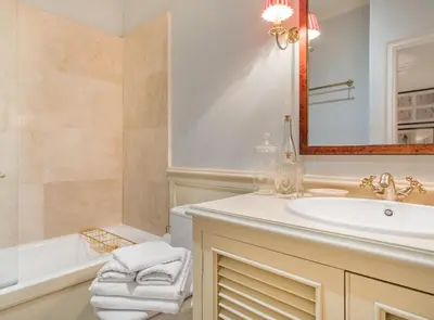Un baño de Elegant 3-Bedroom Apartment in Exclusive Barrio Salamanca Stylish & Spacious