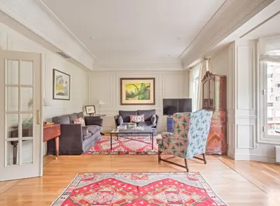Una televisión o centro de entretenimiento en Elegant 3-Bedroom Apartment in Exclusive Barrio Salamanca Stylish & Spacious