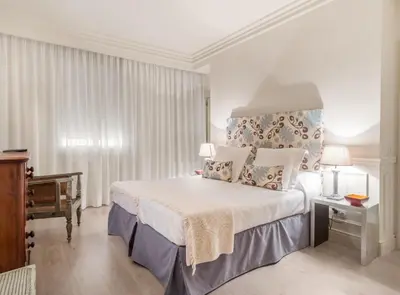 Cama o camas de una habitación en Elegant 3-Bedroom Apartment in Exclusive Barrio Salamanca Stylish & Spacious