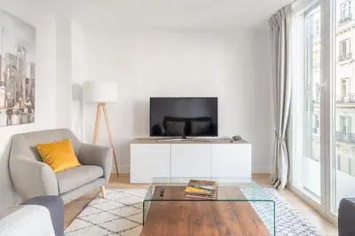 Una televisión o centro de entretenimiento en Cozy 1-Bed Apartment in Alonso Martínez