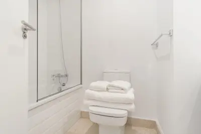 Un baño de Cozy 1-Bed Apartment in Alonso Martínez