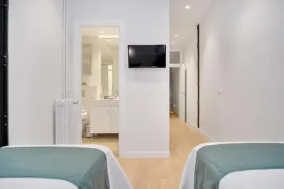Una televisión o centro de entretenimiento en Stylish 3-Bed Apartment in Madrid’s Golden Mile