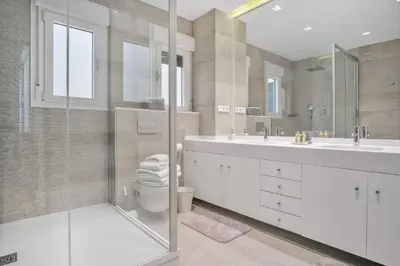 Un baño de Stylish 3-Bed Apartment in Madrid’s Golden Mile