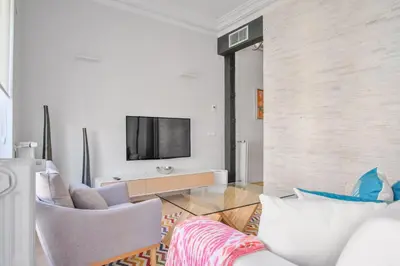 Una televisión o centro de entretenimiento en Stylish 3-Bed Apartment in Madrid’s Golden Mile