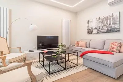 Una televisión o centro de entretenimiento en Spacious 3-Bed Apartment in Chueca Madrid