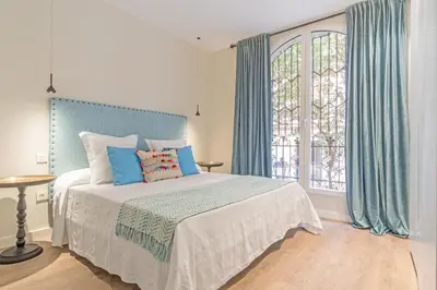 Cama o camas de una habitación en Spacious 3-Bed Apartment in Chueca Madrid