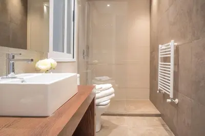 Un baño de Spacious 3-Bed Apartment in Chueca Madrid