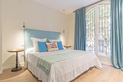 Cama o camas de una habitación en Spacious 3-Bed Apartment in Chueca Madrid