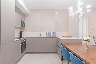 Una cocina o zona de cocina en Spacious 3-Bed Apartment in Chueca Madrid