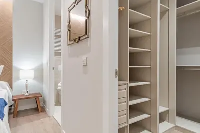 Cama o camas de una habitación en Spacious 3-Bed Apartment in Chueca Madrid