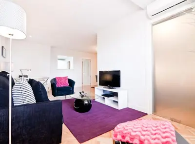 Una televisión o centro de entretenimiento en Spacious Apartment in Argüelles, Madrid