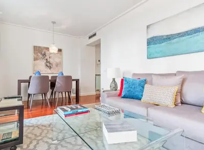 Zona de estar de Stylish 2BR Apartment Steps from Retiro Park