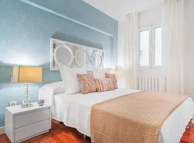 Cama o camas de una habitación en Stylish 2BR Apartment Steps from Retiro Park