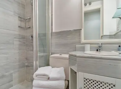 Un baño de Stylish 2BR Apartment Steps from Retiro Park