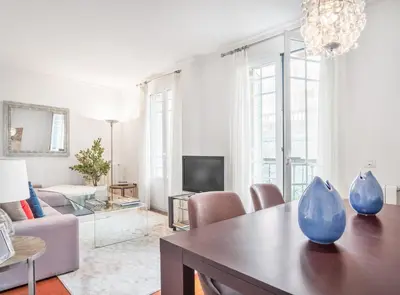 Una televisión o centro de entretenimiento en Stylish 2BR Apartment Steps from Retiro Park