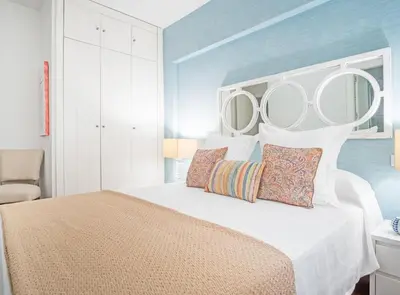 Cama o camas de una habitación en Stylish 2BR Apartment Steps from Retiro Park