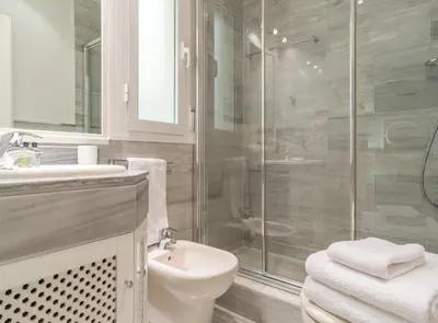 Un baño de Stylish 2BR Apartment Steps from Retiro Park