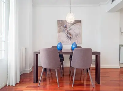 Plano de Stylish 2BR Apartment Steps from Retiro Park