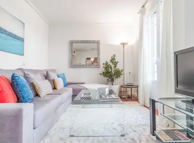 Una televisión o centro de entretenimiento en Stylish 2BR Apartment Steps from Retiro Park