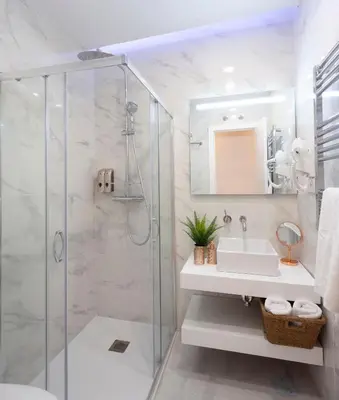 Un baño de MIMA Suites Chueca