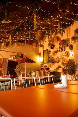 Un restaurante o sitio para comer en The Central House Madrid Lavapiés