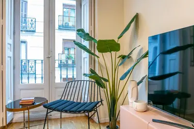Una televisión o centro de entretenimiento en Luxury Belmont Puerta del Sol