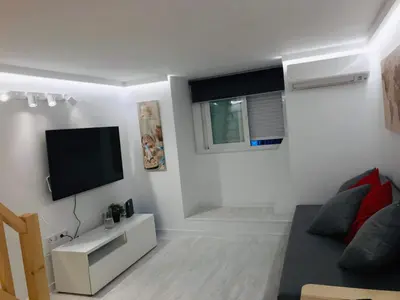 Una televisión o centro de entretenimiento en Cozy Apartment Malasaña FREE Parking