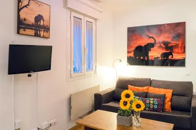 Una televisión o centro de entretenimiento en Gran Via Alaia Seasonal Living