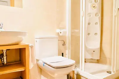 Un baño de Gran Via Alaia Seasonal Living