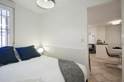 Cama o camas de una habitación en LEEWAYS APARTMENT I in SAN LORENZO