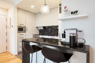 Una cocina o zona de cocina en Bright Luxurious - 1BD 2BTH - AtochaRetiro