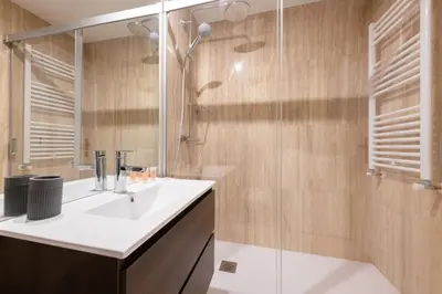 Un baño de Bright Luxurious - 1BD 2BTH - AtochaRetiro