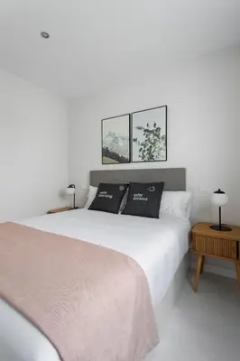 Cama o camas de una habitación en Limehome Madrid Calle de la Paloma - estancia temporal