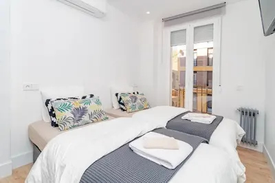 Cama o camas de una habitación en Superb Apartment near Madrid Rio by Batuecas