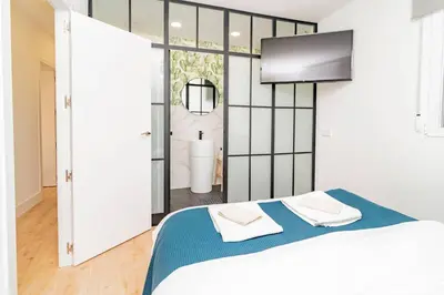 Cama o camas de una habitación en Superb Apartment near Madrid Rio by Batuecas